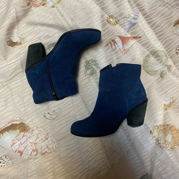 Vince Camuto Shoes - Vince Camuto suede ankle boots